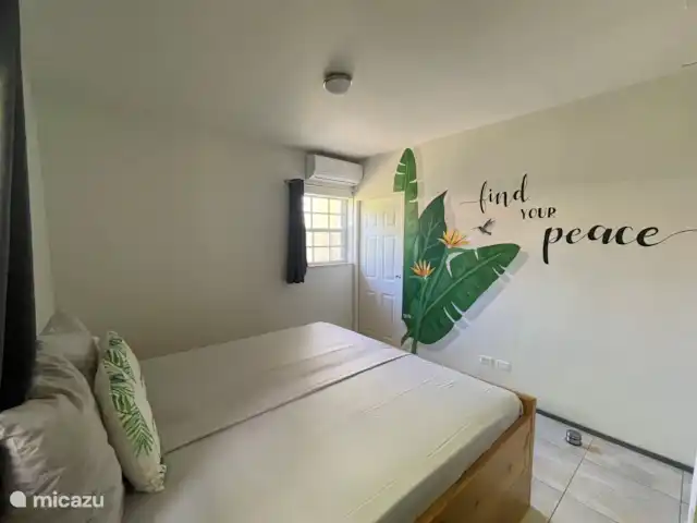 Villa confortable avec piscine privée | Curaçao, Banda Ariba (est), Seru Bottelier - villa Chambre 3 avec air climatisé et une belle murale réalisée par un artiste local.