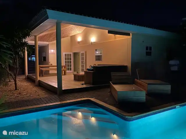 Villa confortable avec piscine privée | Curaçao, Banda Ariba (est), Seru Bottelier - villa Porche atmosphérique le soir.