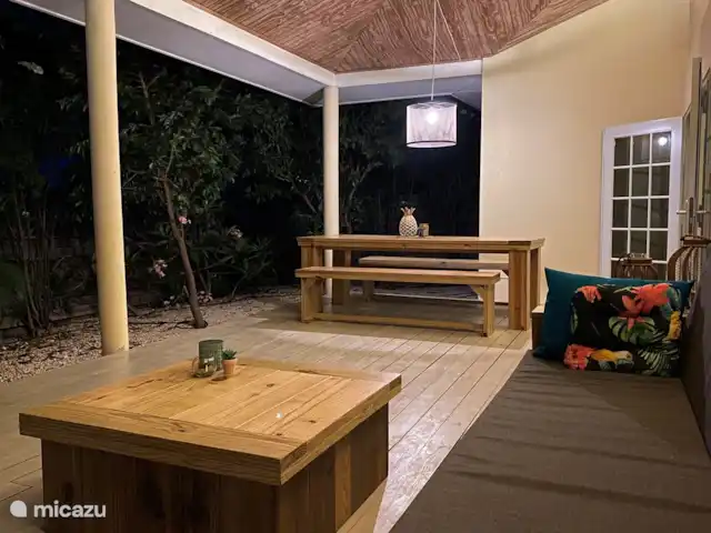 Villa confortable avec piscine privée | Curaçao, Banda Ariba (est), Seru Bottelier - villa Porche atmosphérique le soir.