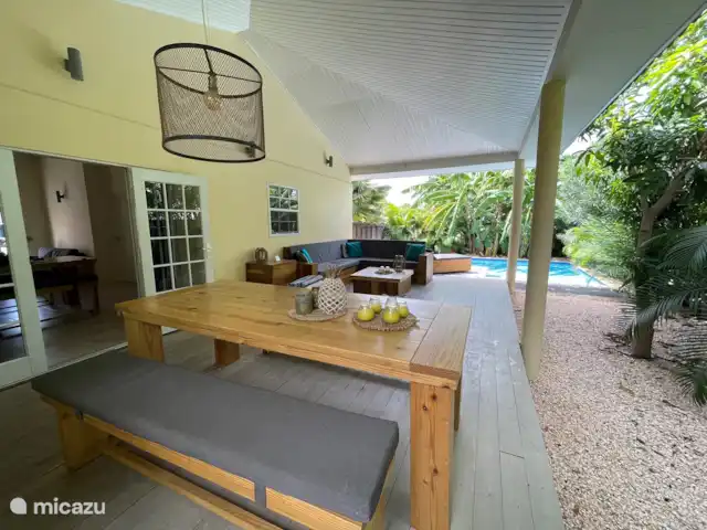 Villa confortable avec piscine privée | Curaçao, Banda Ariba (est), Seru Bottelier - villa Table à manger pour 6 personnes et joli coin salon.