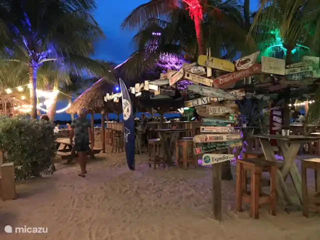 Villa confortable avec piscine privée | Curaçao, Banda Ariba (est), Seru Bottelier - villa La plage de Mambo est également à proximité. Ici, vous pouvez faire du shopping dans les boutiques et profiter de délicieux restaurants.