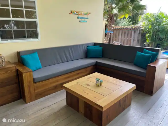 Villa confortable avec piscine privée | Curaçao, Banda Ariba (est), Seru Bottelier - villa Grande véranda avec canapé salon.