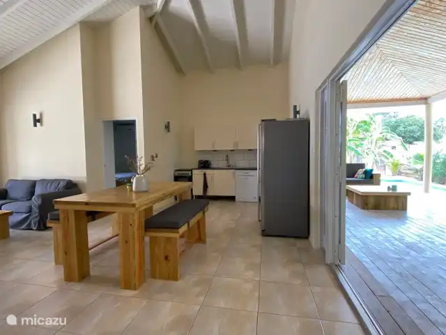 Villa confortable avec piscine privée | Curaçao, Banda Ariba (est), Seru Bottelier - villa Cuisine avec lave-vaisselle, réfrigérateur américain avec machine à glaçons, four, cafetière Nespresso, mixeur, bouilloire, micro-ondes et gazinière.