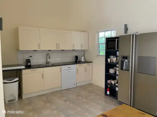 Villa confortable avec piscine privée | Curaçao, Banda Ariba (est), Seru Bottelier - villa Cuisine avec lave-vaisselle, réfrigérateur américain avec machine à glaçons, four, cafetière Nespresso, mixeur, bouilloire, micro-ondes et gazinière.