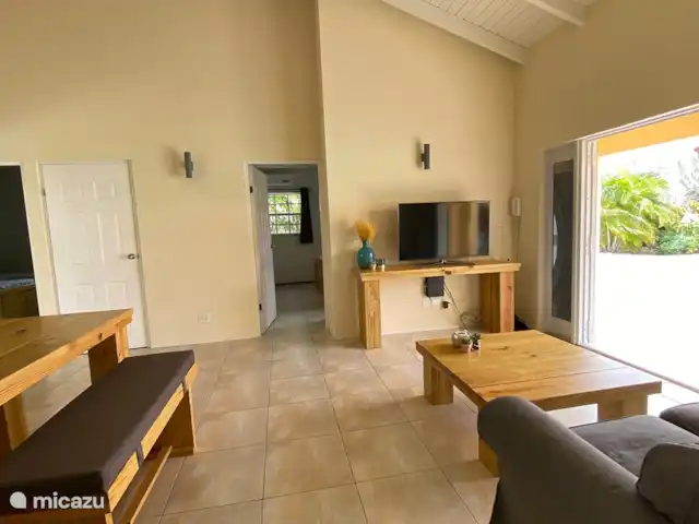 Villa confortable avec piscine privée | Curaçao, Banda Ariba (est), Seru Bottelier - villa Portes-fenêtres à l'avant et à l'arrière, permettant à la brise de souffler à travers la propriété pour la garder au frais.