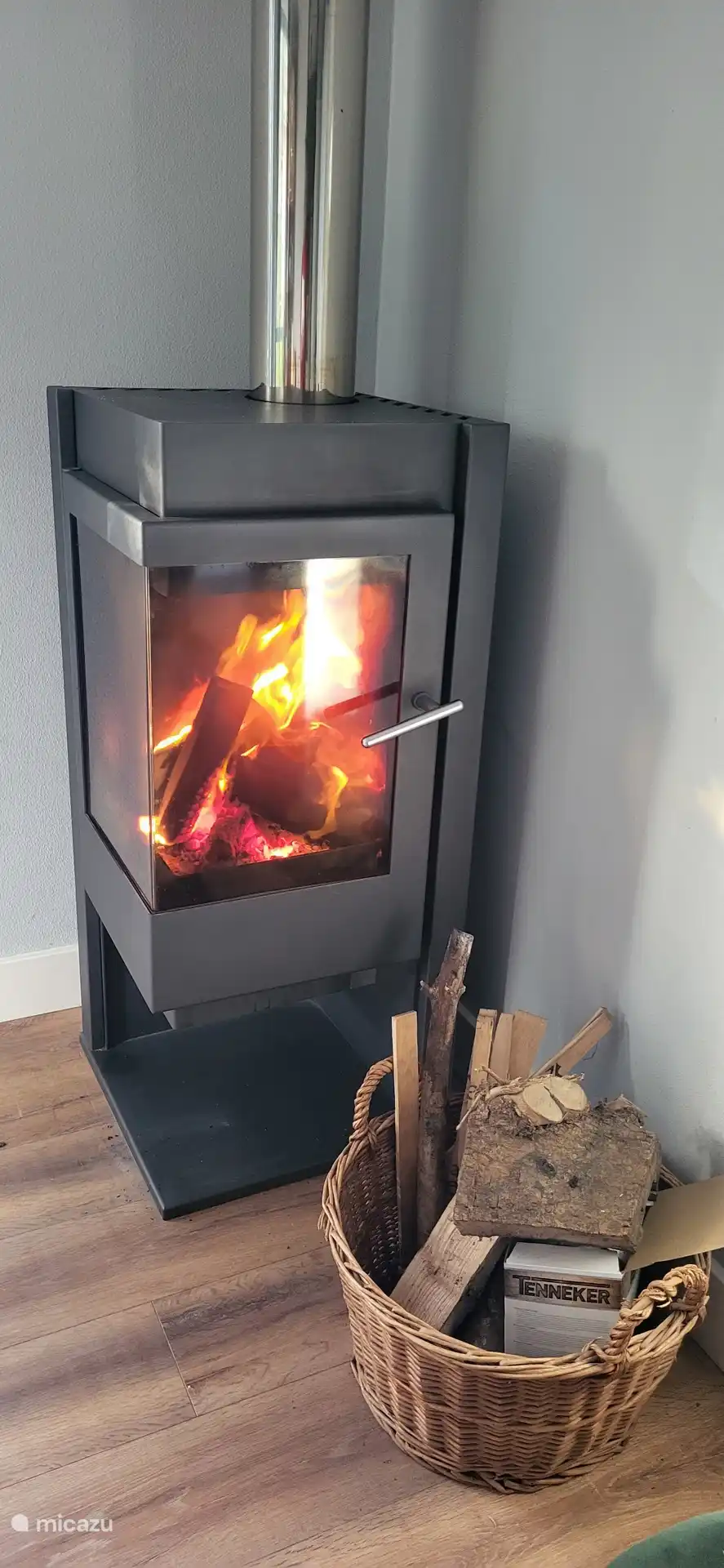 Cheminée avec beaucoup de bois !