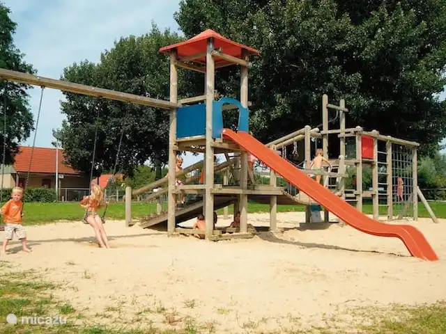 Rust en plezier voor jong en oud huren in Nederland, Gelderland, Ewijk - vakantiehuis voor de kinderen, je gaat er even op uit en ze vermaken zich bij de kinderboerderij, springkussen of op de speeltoestellen.