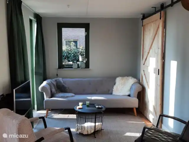 Rust en plezier voor jong en oud huren in Nederland, Gelderland, Ewijk - vakantiehuis Knusse zit/tv hoek, om via de 'chrome cast' films te streamen op de televisie of gewoon lekker een boek te lezen.