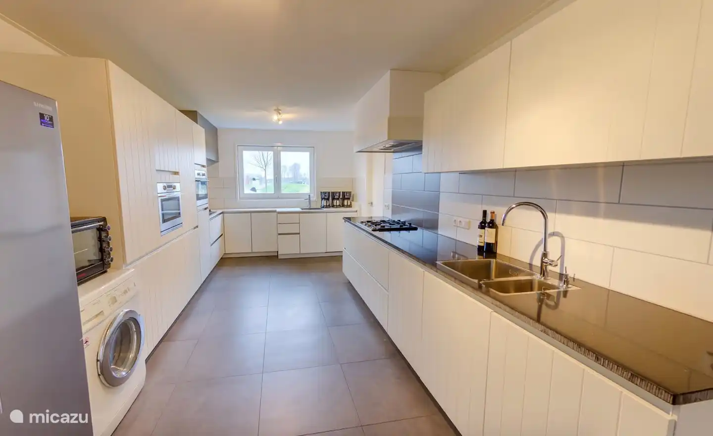 Amplia cocina, 2 fogones, 2 hornos mixtos, 2 fregaderos, 3 frigoríficos (1 frigorífico americano con dispensador de hielo)