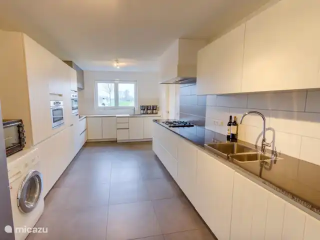 La Cabane Parterre huren in Nederland, Zeeland, Nieuwvliet-Bad - vakantiehuis Ruime keuken, 2 fornuizen, 2 combi-ovens, 2 spoelbakken, 3 ijskasten (1 Amerikaanse koelkast met ijsdispenser)