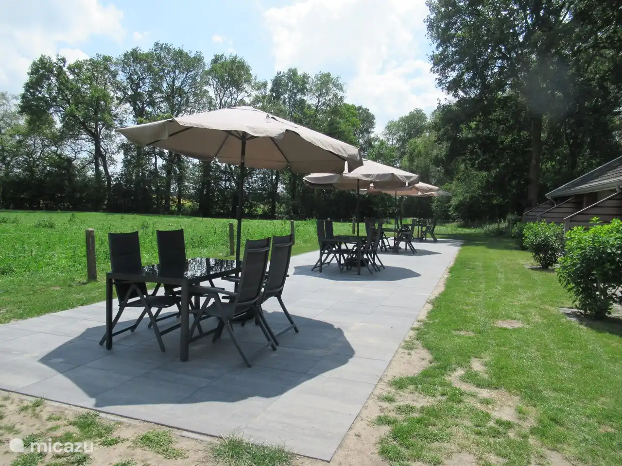 Terrasse, für jede Lodge eine eigene Sitzecke.