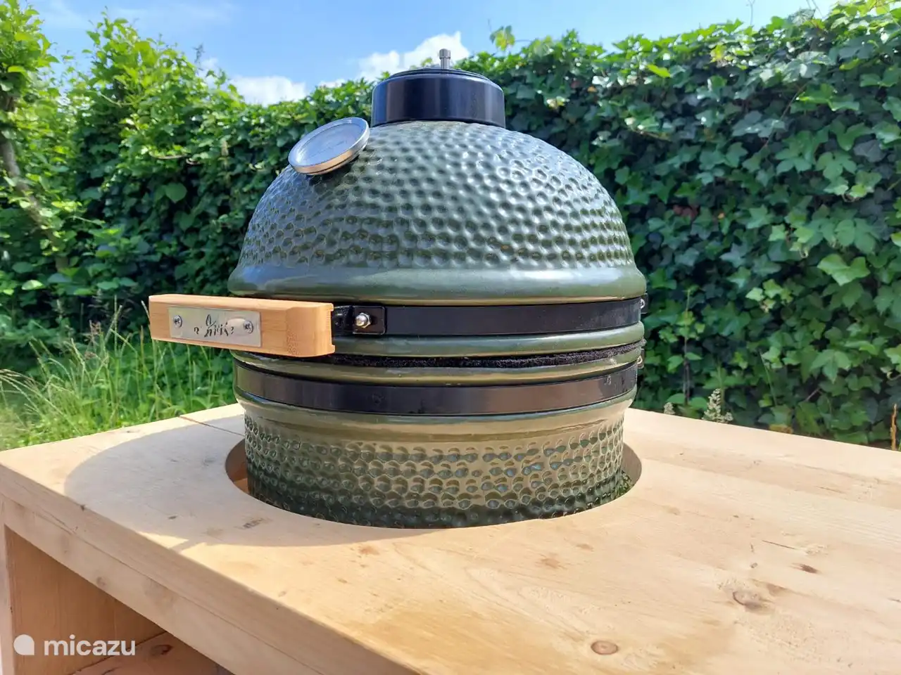 inklusive Holzkohlegrill
