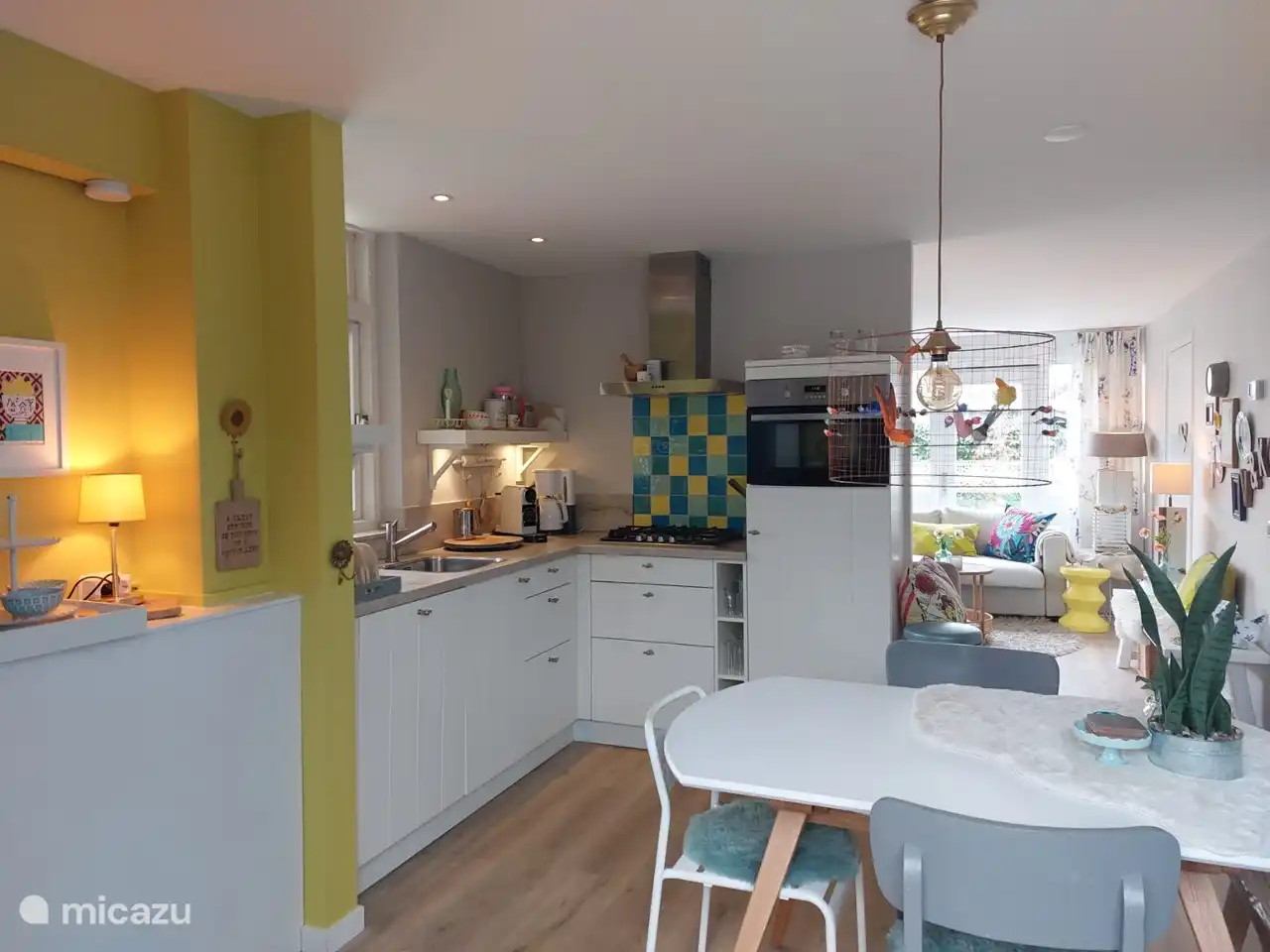 Der schöne Tisch lässt sich ganz einfach ausklappen, sodass Sie problemlos mit 6 Personen am Tisch sitzen können. Es stehen mehrere Stühle zur Verfügung.