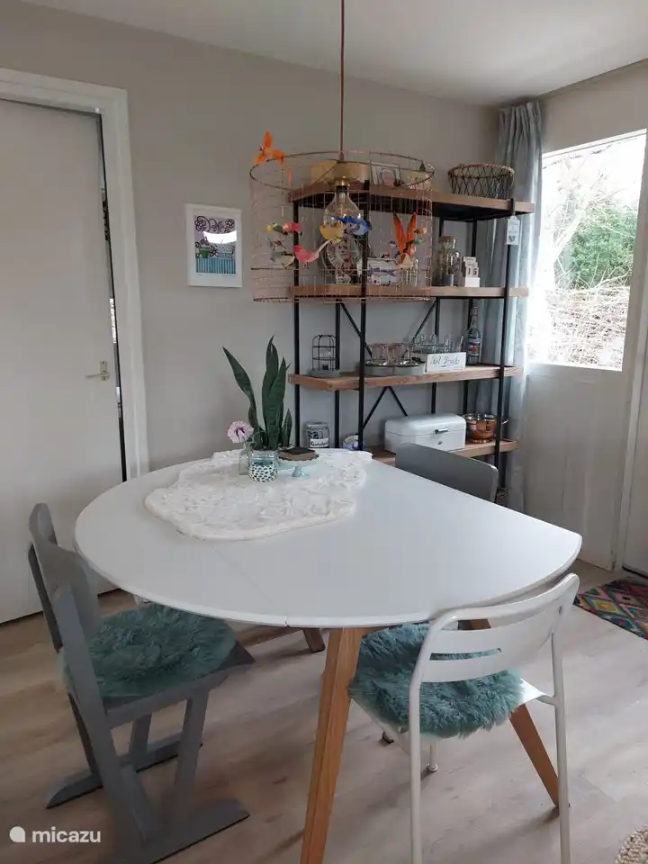 Der gemütliche Essbereich lässt sich ganz einfach zu einem komplett runden Tisch für 6 Personen ausklappen. Es sind ausreichend Stühle vorhanden.