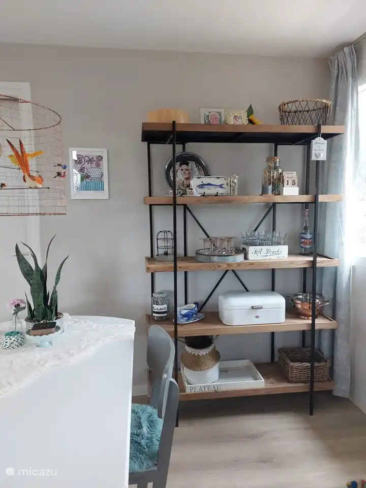 Liebevoll eingerichtet und mit reichlich Geschirr, Gläsern usw. ausgestattet.