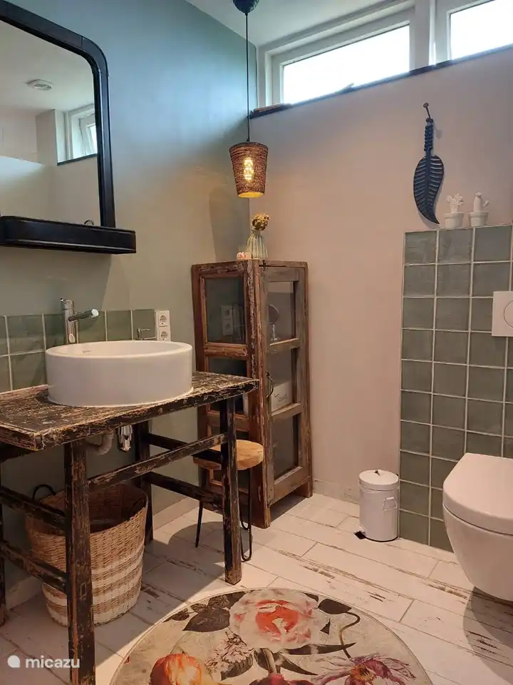 Geräumiges schönes Badezimmer mit Dusche, WC und Waschbecken