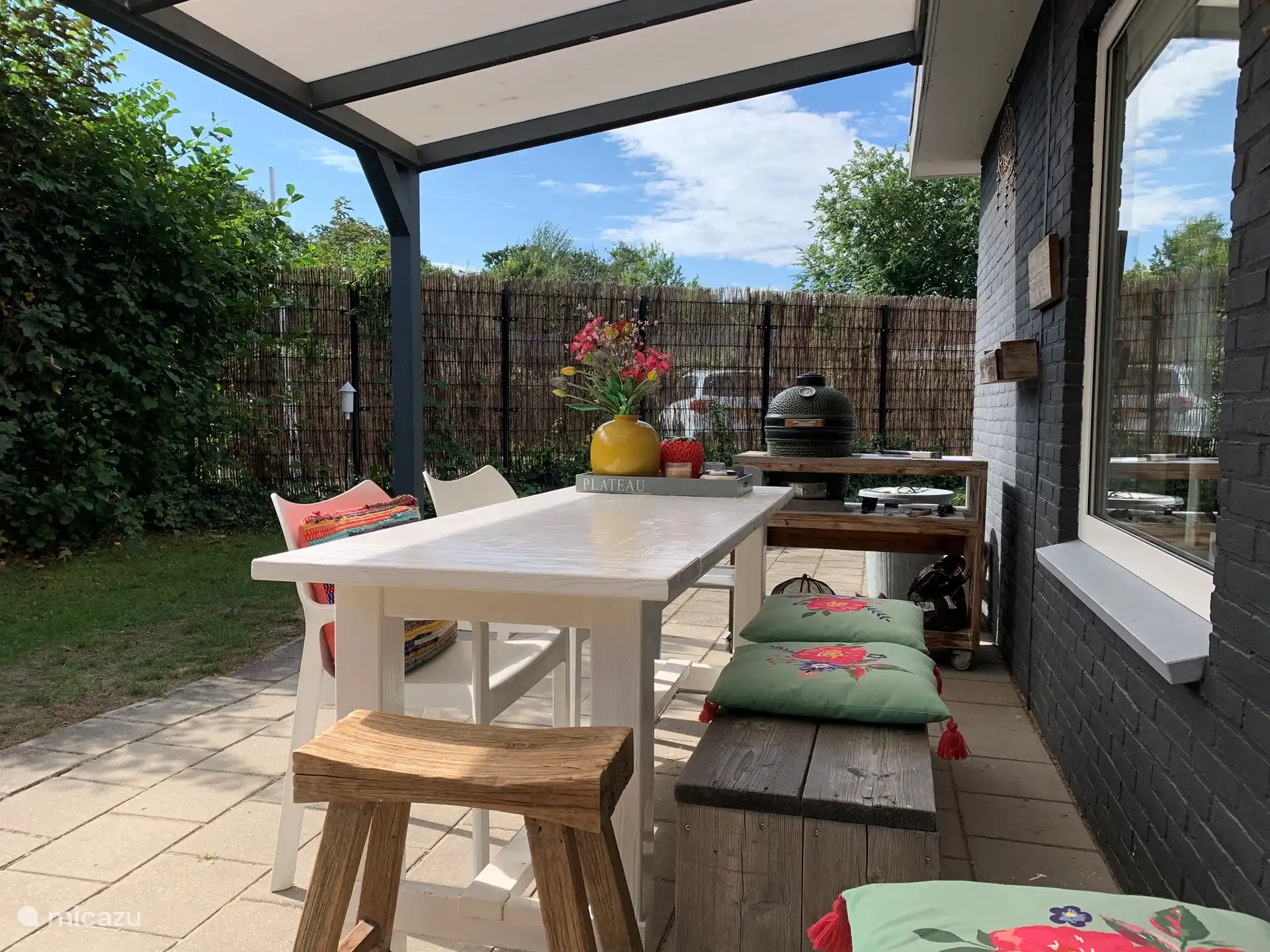 Schöner Garten mit viel Sonne, Privatsphäre und einem schönen Terrassendach 