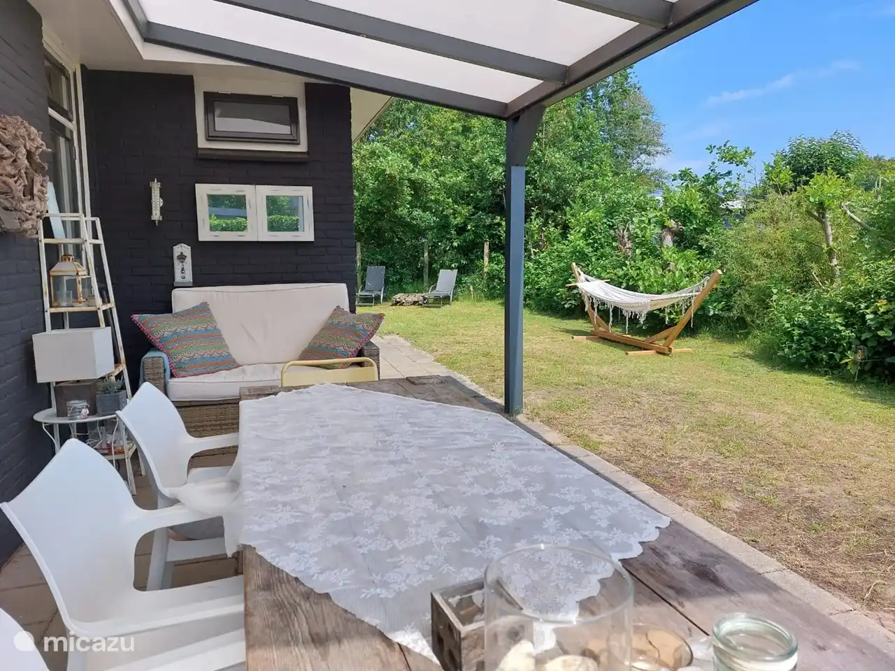 Schöner Garten mit viel Sonne, Privatshäre und einem schönen Terrassendach