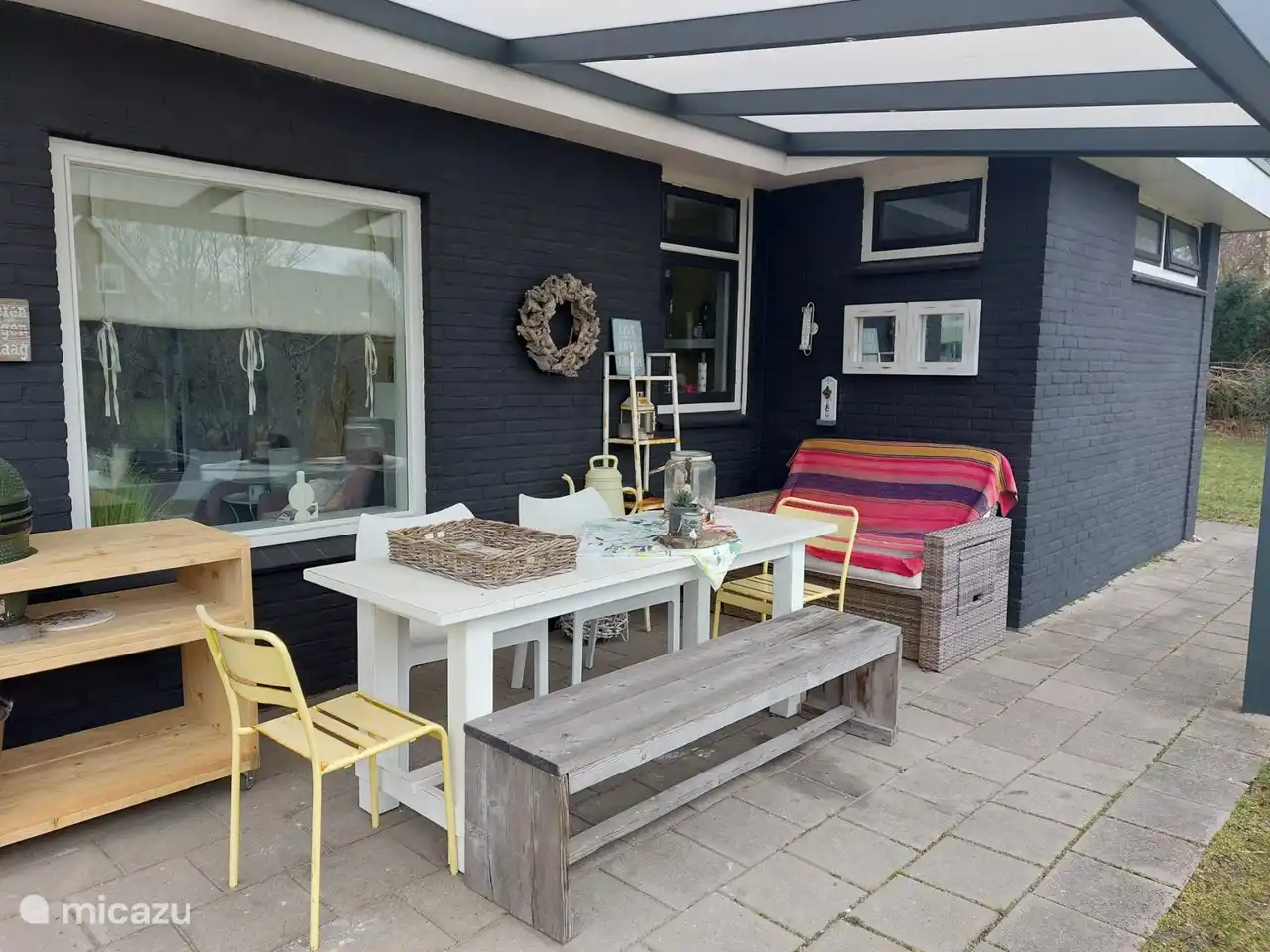 Mit den ersten Sonnenstrahlen ist diese Terrasse schon schön warm aus dem Wind