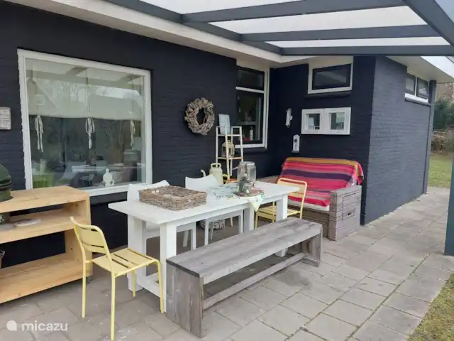 'De Garnaal' de Zuidhoek 1 | Pays-Bas, Zélande, Renesse - bungalow Aux premiers rayons du soleil, cette terrasse est déjà merveilleusement chaude, à l'abri du vent