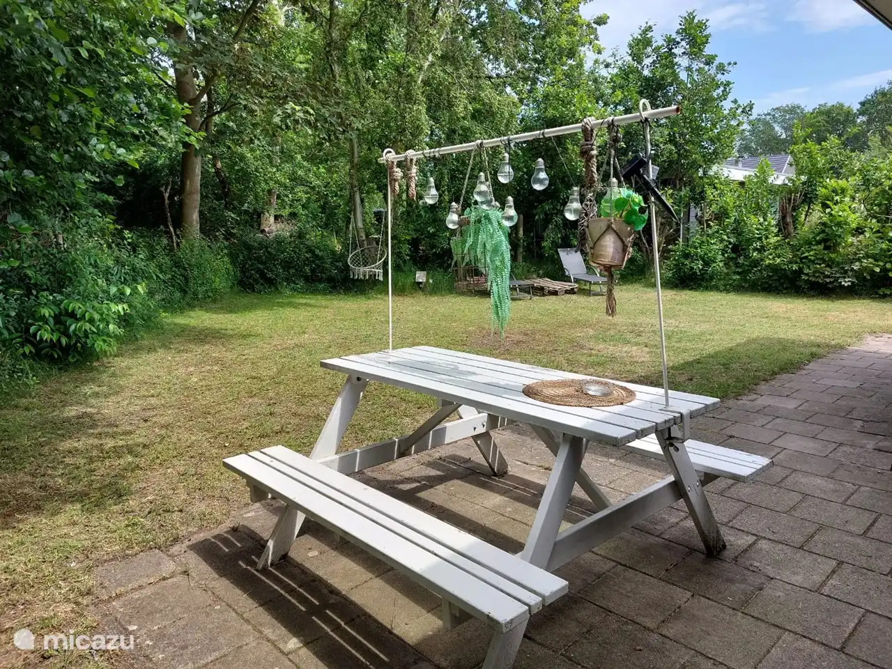 Finde immer den richtigen Platz im Garten in der Sonne oder besser im Schatten