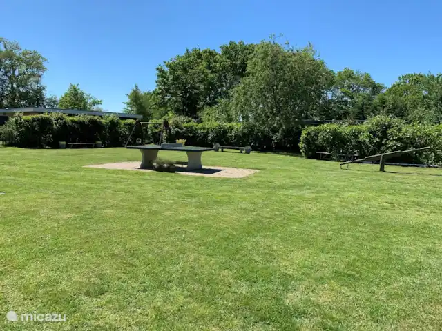 'De Garnaal' de Zuidhoek 1 | Pays-Bas, Zélande, Renesse - bungalow Aire de jeux commune avec table de ping-pong, balançoire et balançoire juste à côté de la maison
