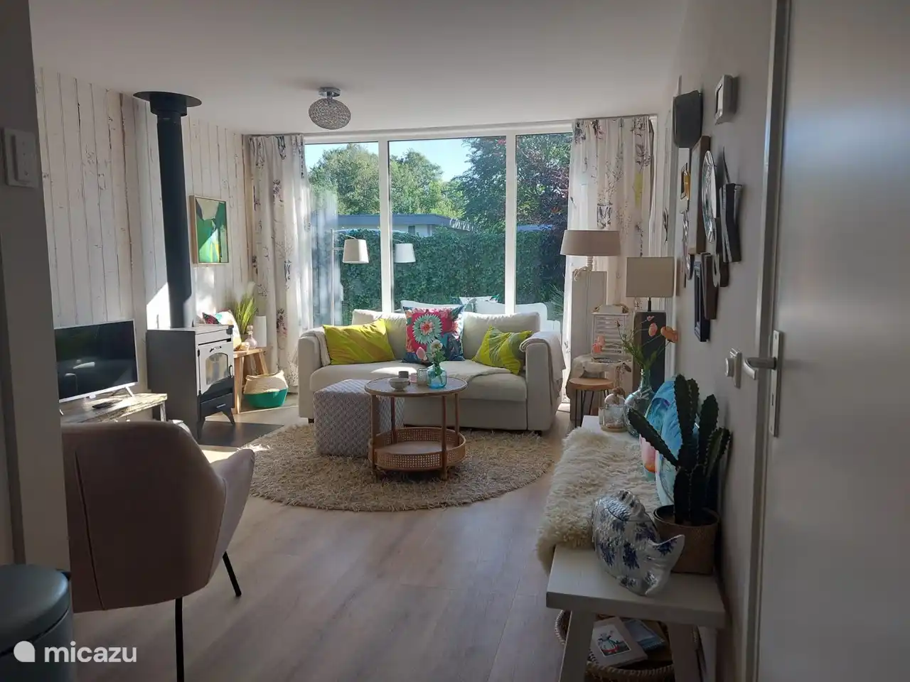 Neue große Fenster sorgen für ein wunderbar helles Wohnzimmer