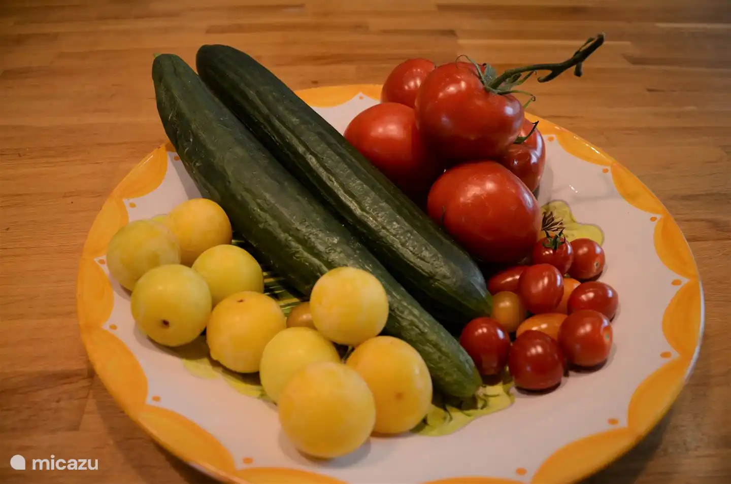 Frisches Gemüse vom Markt und Obst aus dem Garten