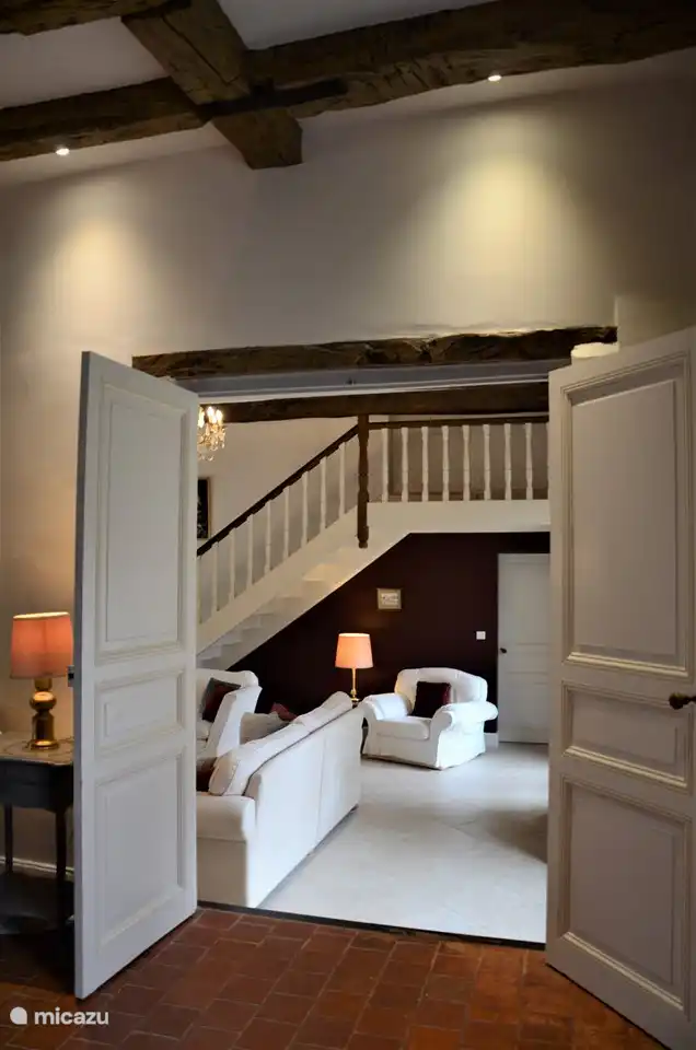 Haupthaus: Blick auf das Wohnzimmer von der Küche in