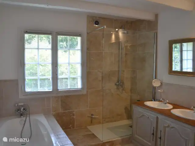 Peymassou | France, Dordogne, Port-Sainte-Foy-et-Ponchapt - villa Salle de bain attenante à la chambre principale du rez-de-chaussée