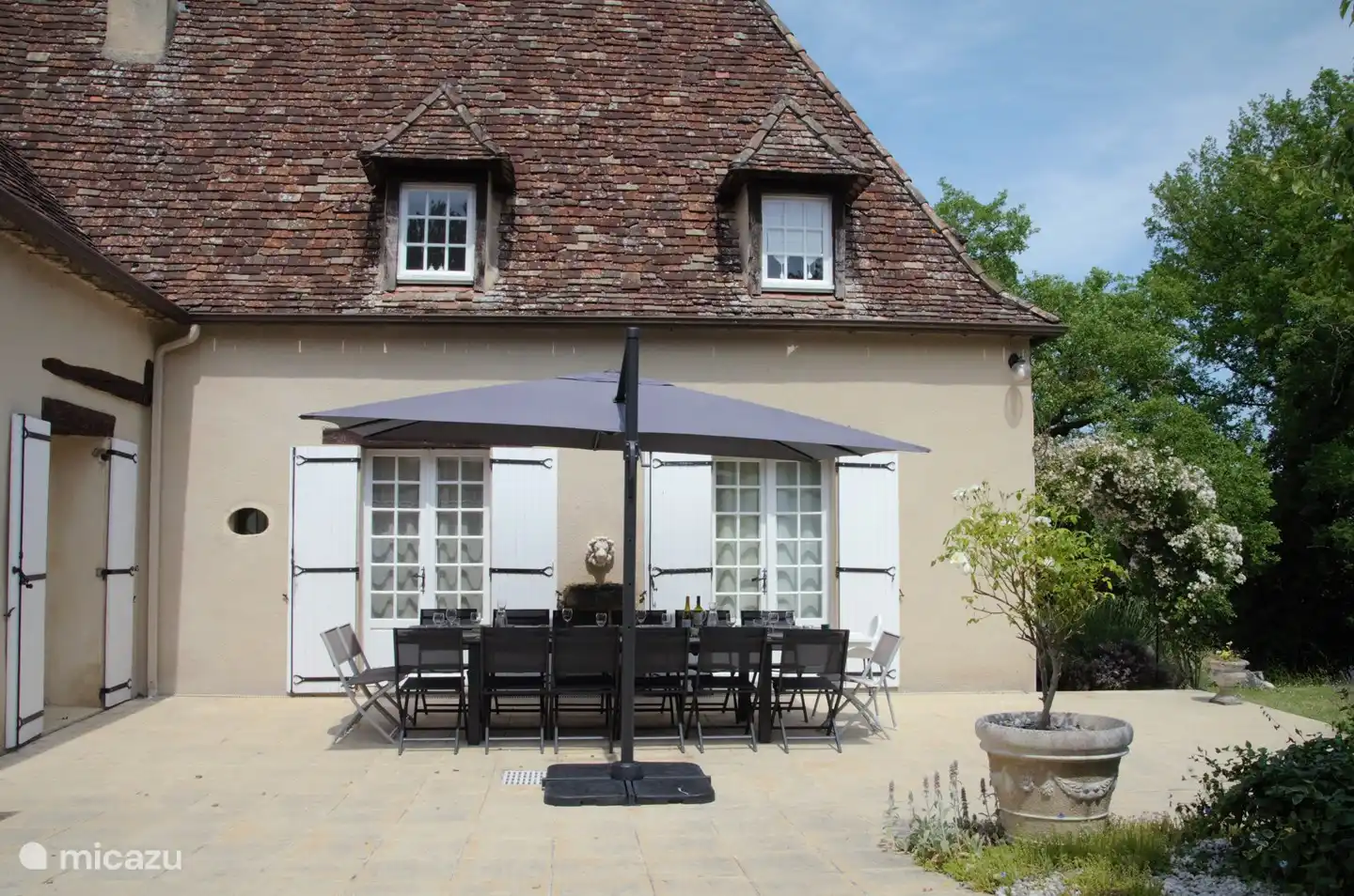 Tisch für bis zu 18 Personen