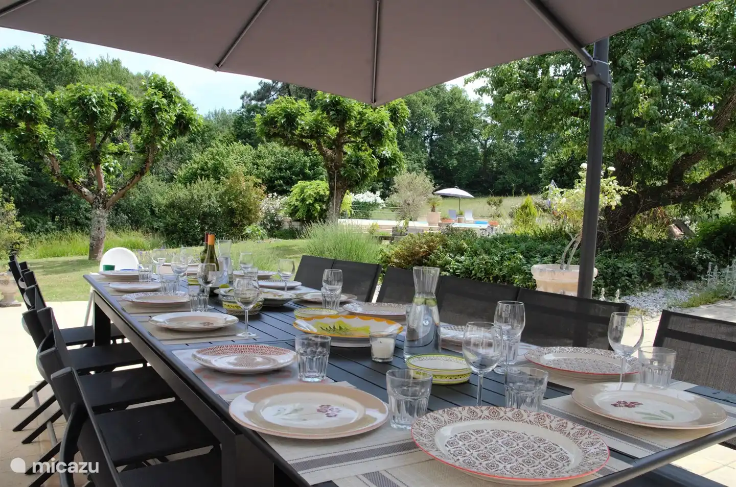 Blick von der Terrasse auf den Pool