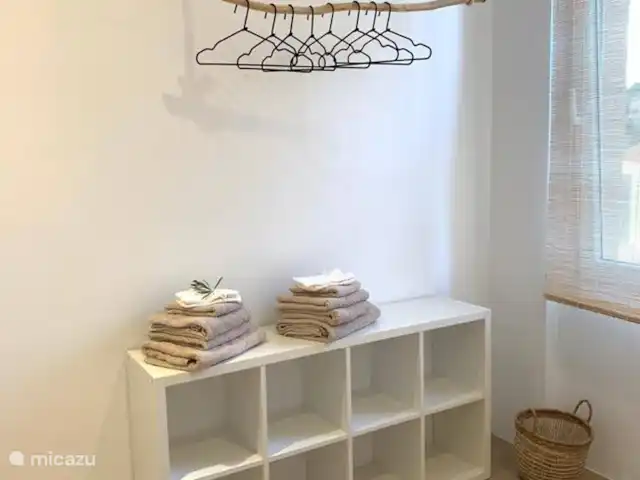 Ca Mili en España, Costa Blanca, Moraira - apartamento Sistema de armario abierto habitación grande 1 - espacio de almacenamiento también en la caja de la cama.