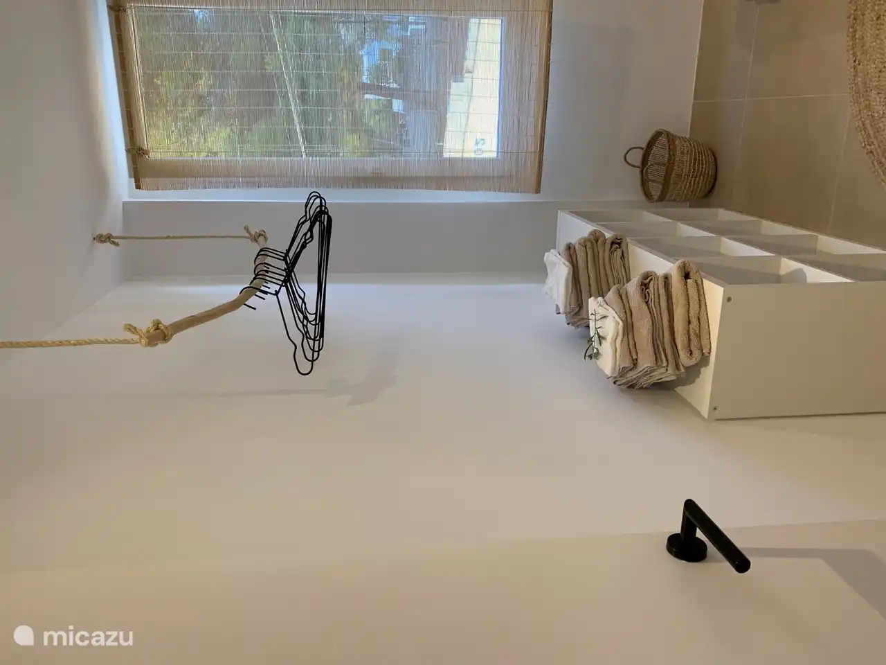 Placard ouvert salle système 2