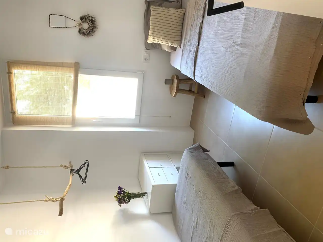 Chambre avec 2 lits simples et placard