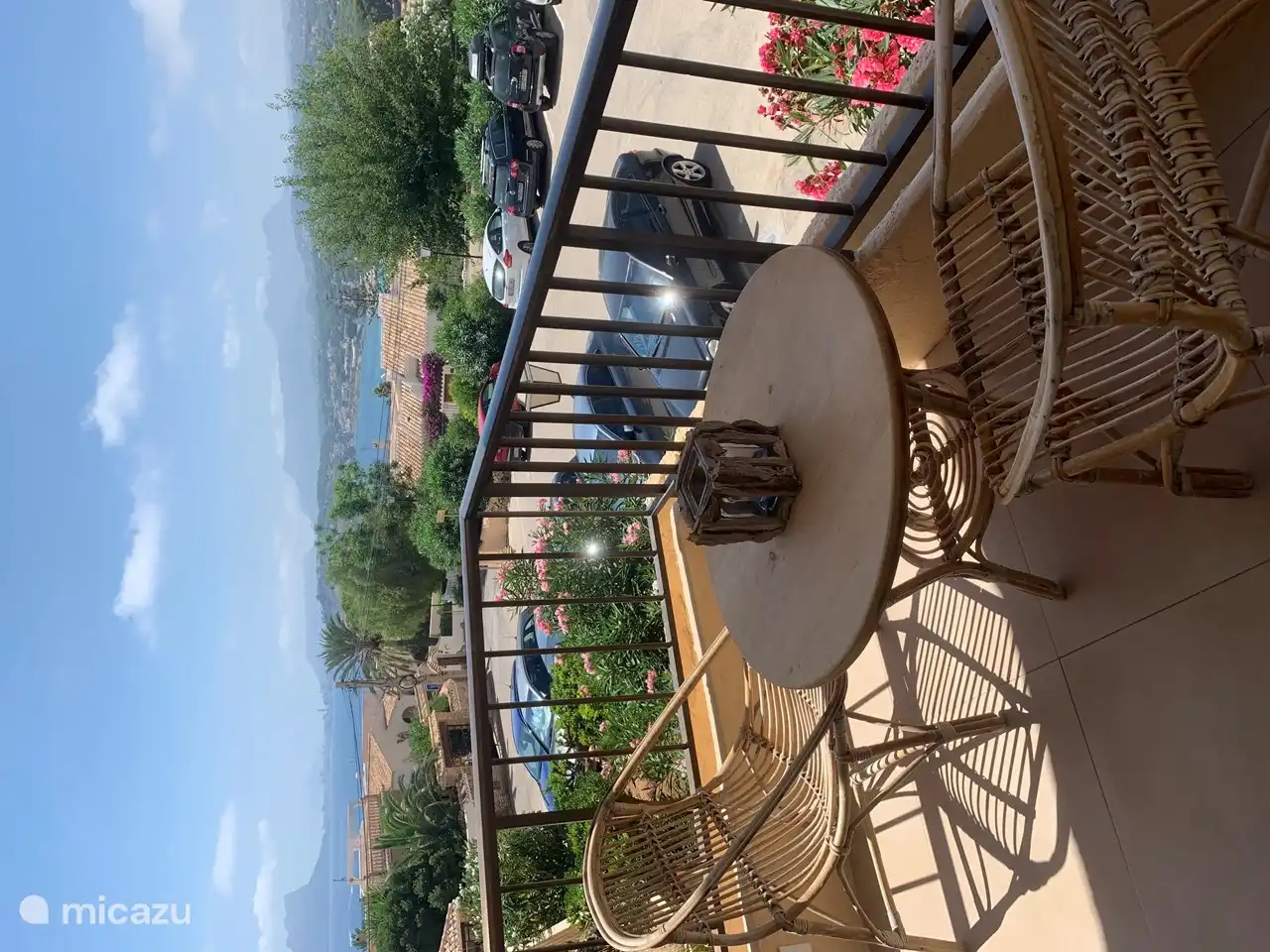 Installez-vous confortablement sur le balcon