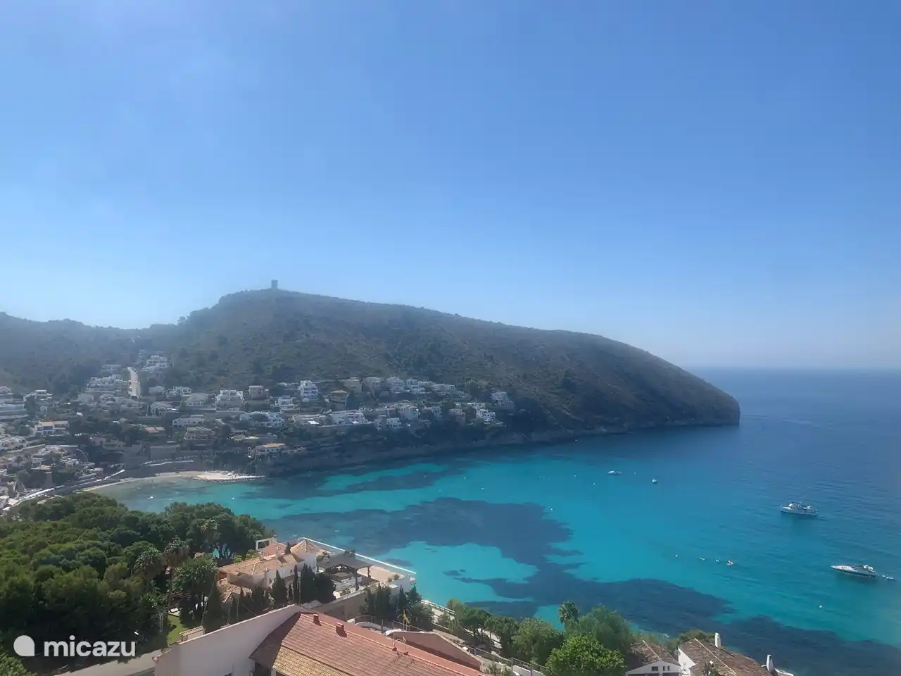 Baie d'El Portet et plage aux eaux cristallines à 5 minutes à pied