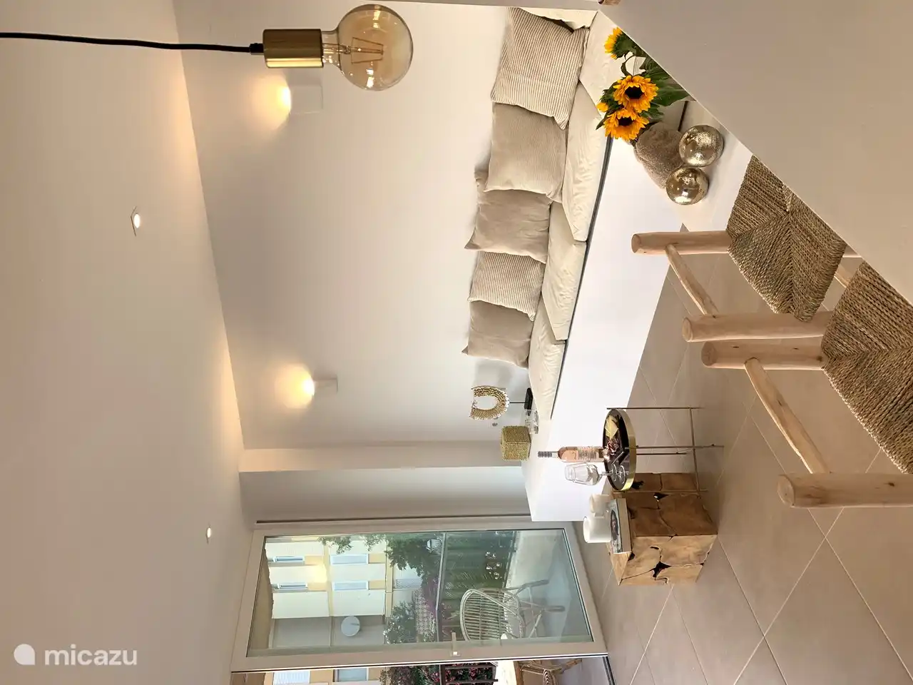 Banc en brique de style Ibicenco face à la côte