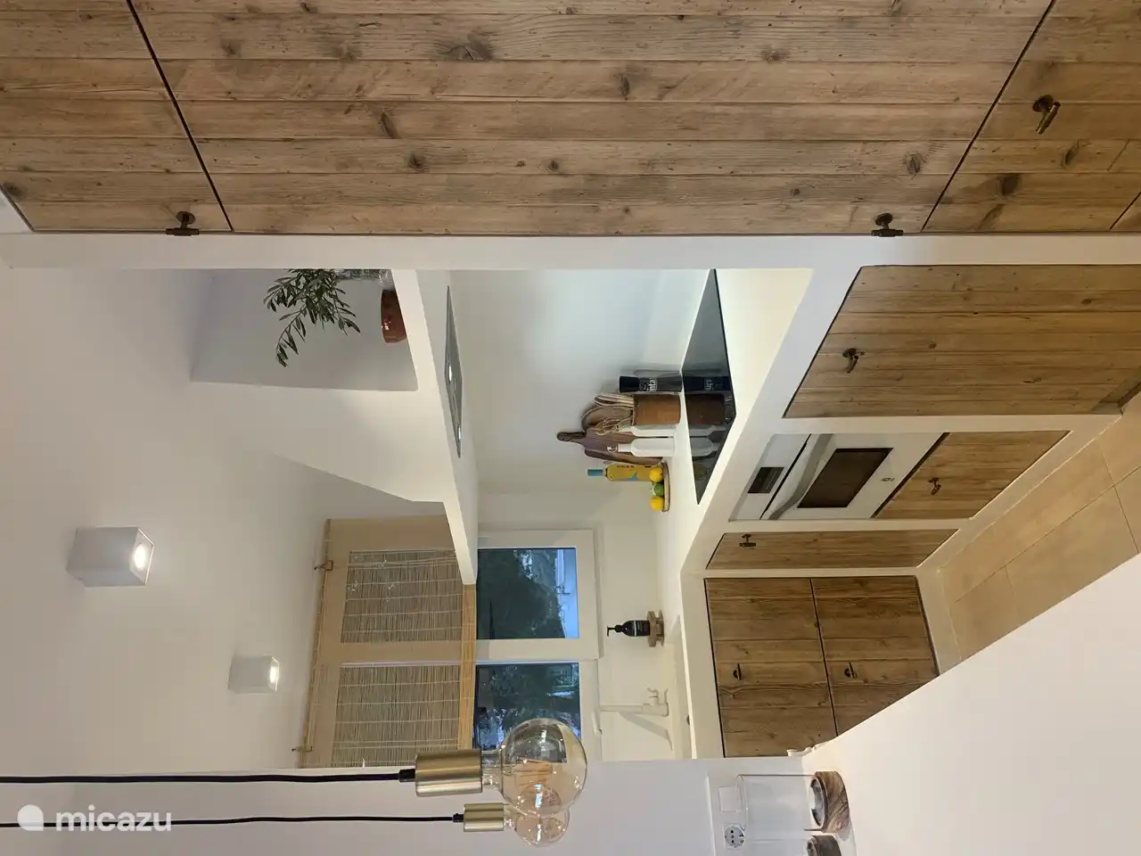 Cuisine avec portes en bois, équipée de tout confort !