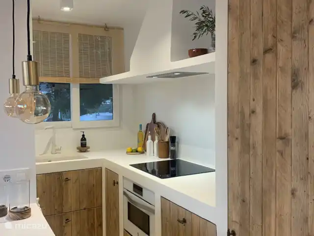 Ca Mili en España, Costa Blanca, Moraira - apartamento Cocina con puertas de madera, equipada con todas las comodidades!