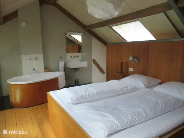 Gîtes à la ferme 't Vrielinck 2 | Pays-Bas, Overijssel, Hezingen - maison de vacances Le loft avec les 2 pers. lit et baignoire à côté du lit. Il y a aussi des toilettes à l'étage.