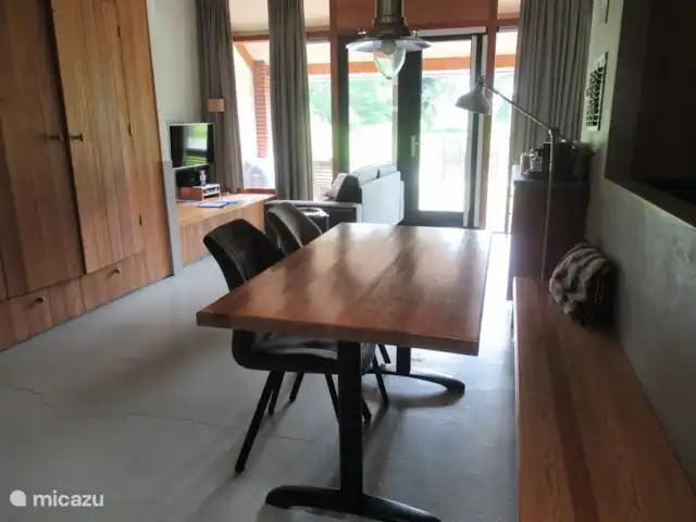 Gîtes à la ferme 't Vrielinck 2 | Pays-Bas, Overijssel, Hezingen - maison de vacances Le pavillon rez-de-chaussée. Salle à manger et coin salon. Vous pouvez voir le lit de la boîte en arrière-plan.