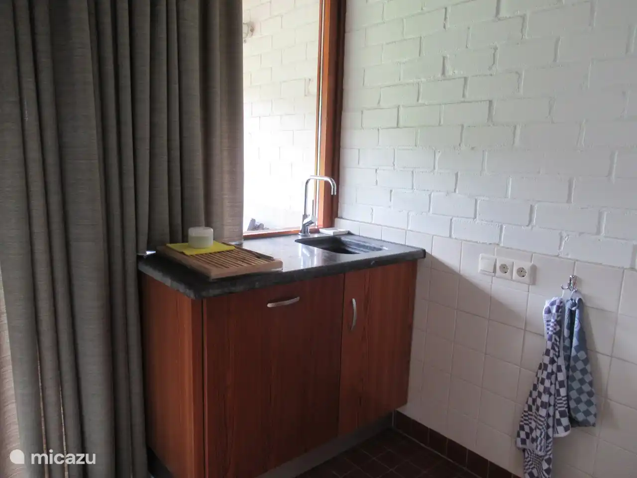 Kitchen unit with dishwasher