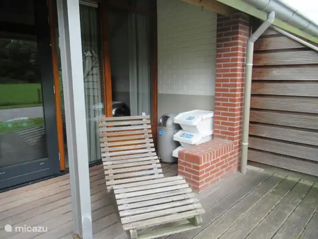 Gîtes à la ferme 't Vrielinck 2 | Pays-Bas, Overijssel, Hezingen - maison de vacances Porche avec une autre chaise longue et des poubelles