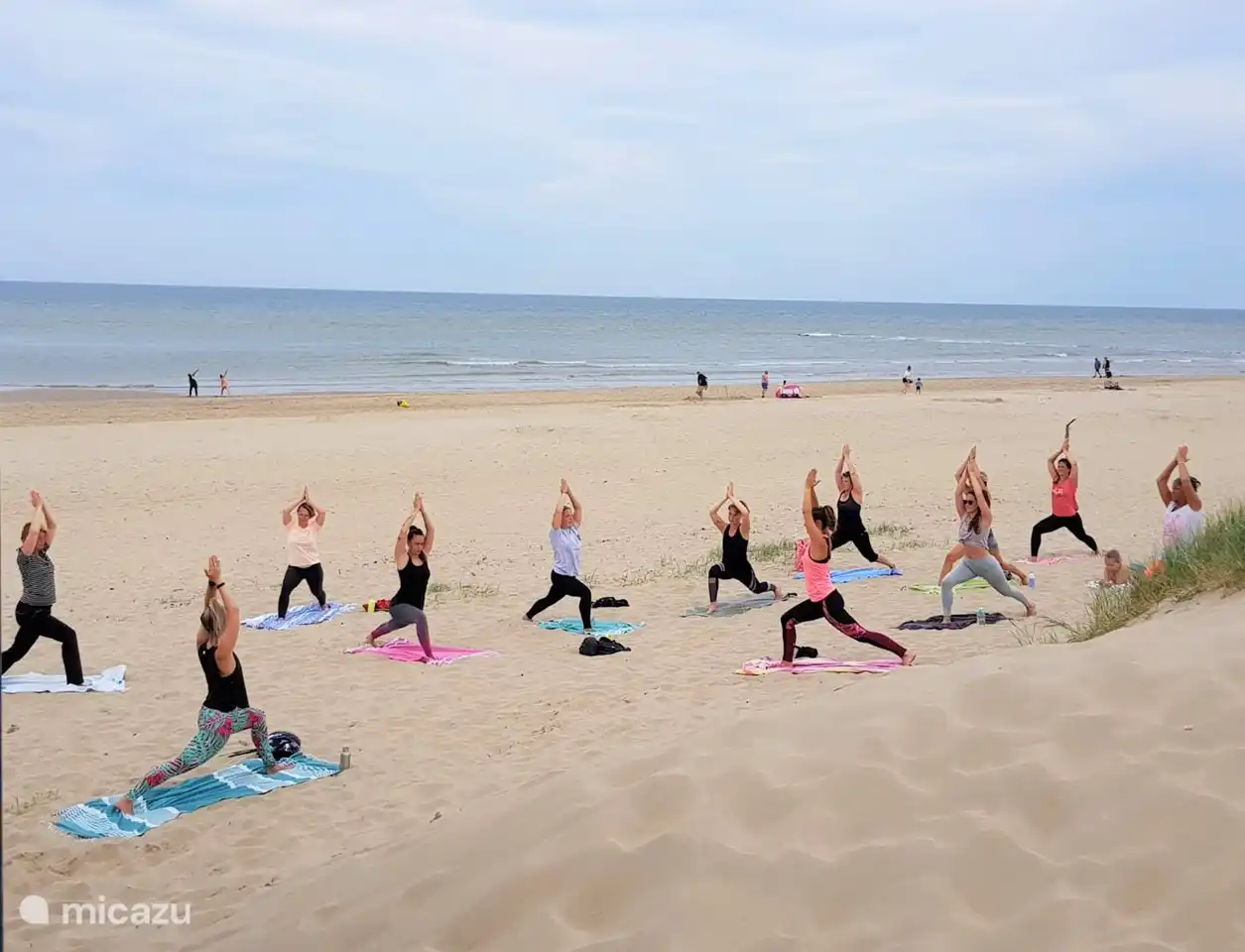 In de zomermaanden zijn er strandyogalessen op verschillende dagen van de week. 