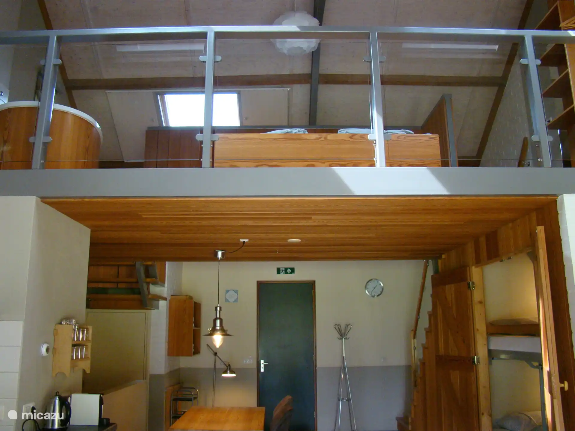 Im Obergeschoss befindet sich der Schlafplatz für 2 Personen. mit Badewanne neben dem Bett.
Sitz- und Essbereich im Erdgeschoss. 