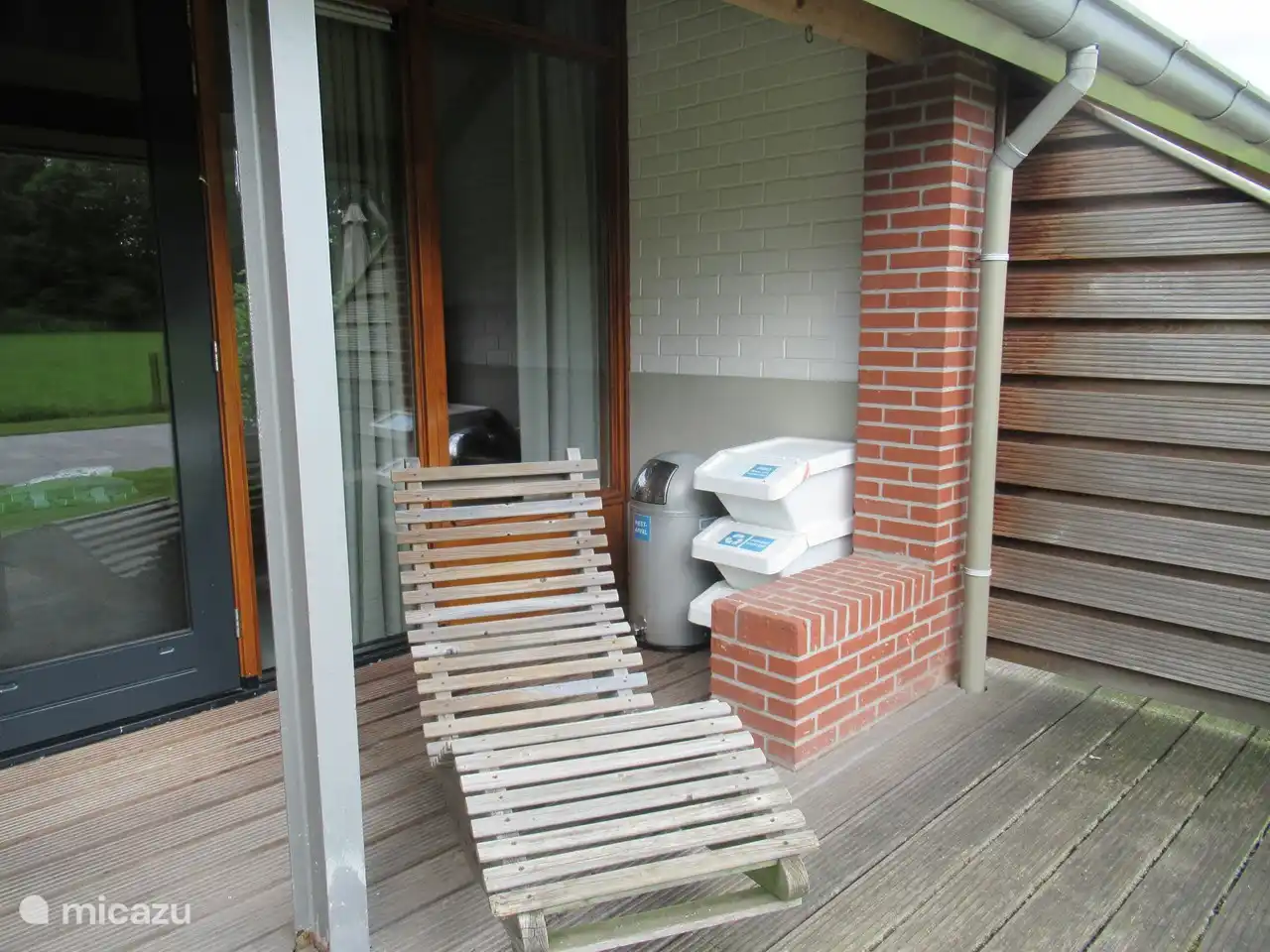 Veranda mit weiterer Liege und Abfalleimer