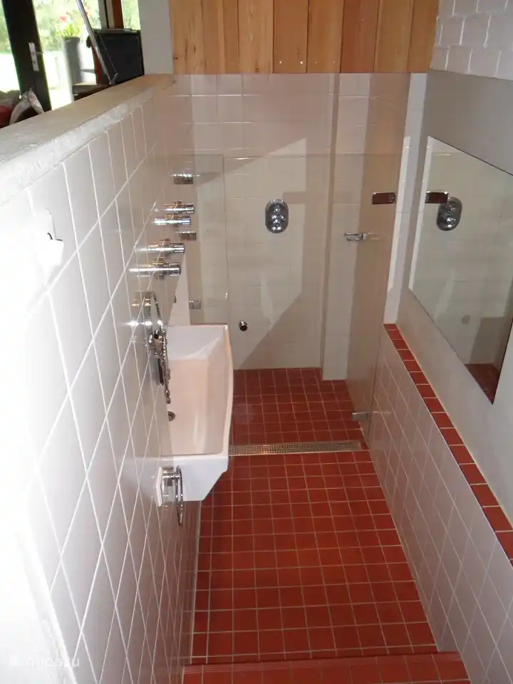 Regendusche, hergestellt im ehemaligen Mistkeller.