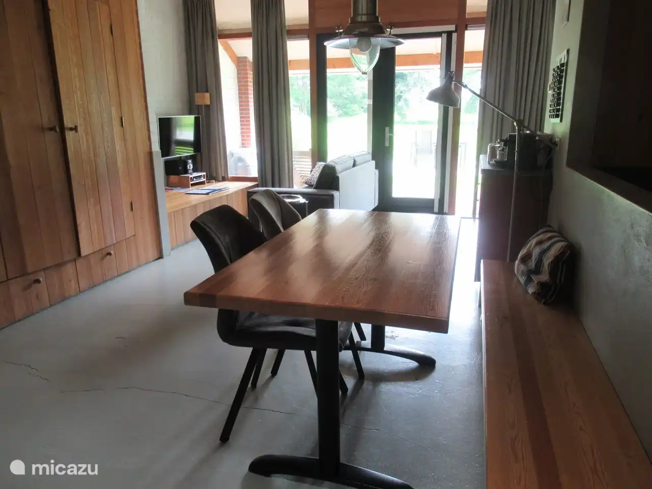 Erdgeschoss der Lodge. Ess- und Sitzbereich. Im Hintergrund ist das Kastenbett zu sehen.