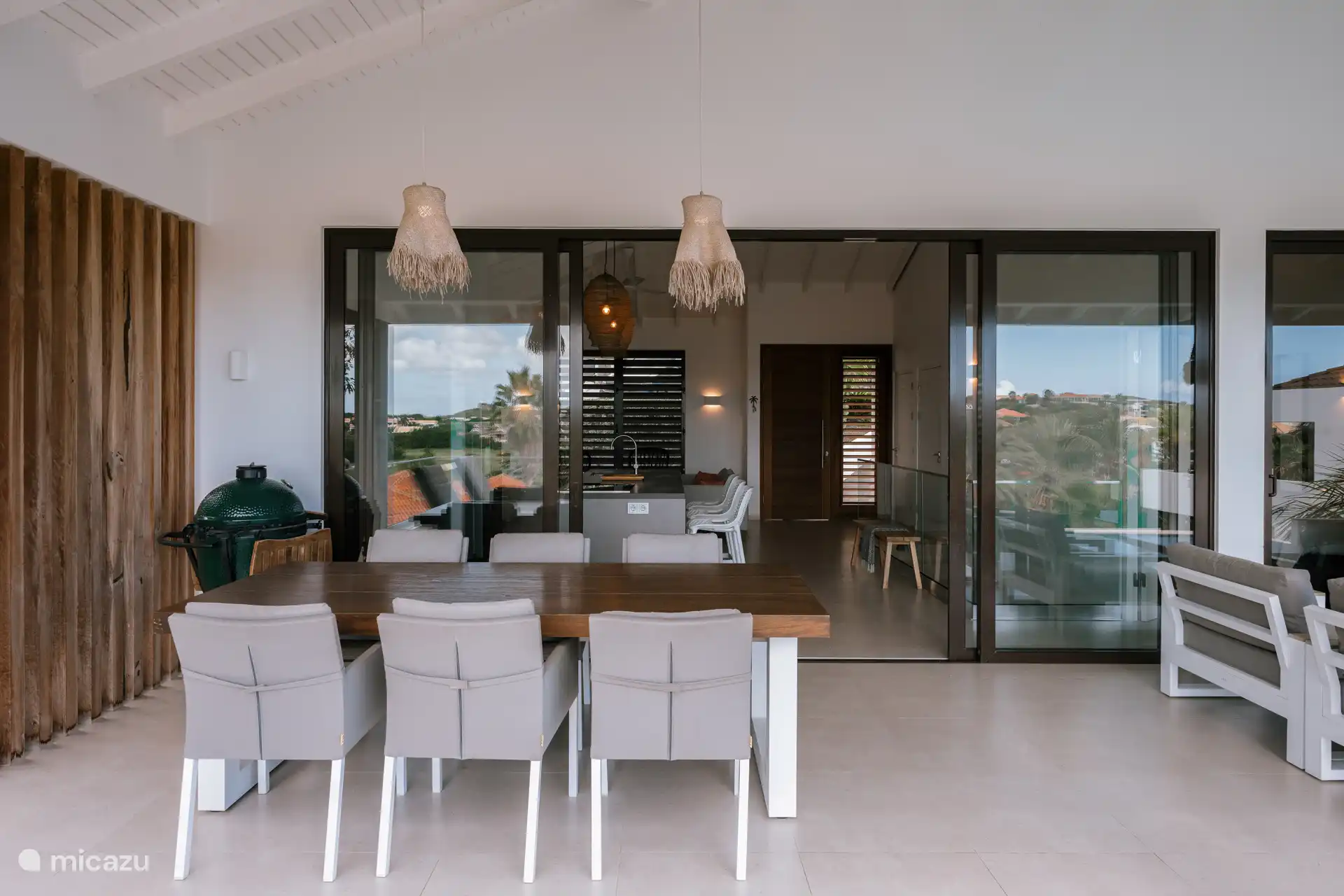 Mesa de comedor espaciosa con Green Egg